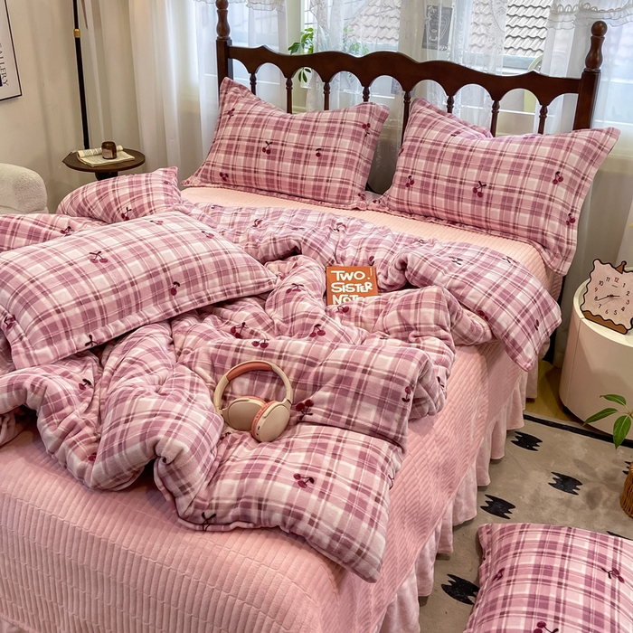 91家纺网 家纺一手货源 找家纺 典曼家纺 2025新款亲肤舒适双面牛奶绒床盖款四件套 樱桃格趣