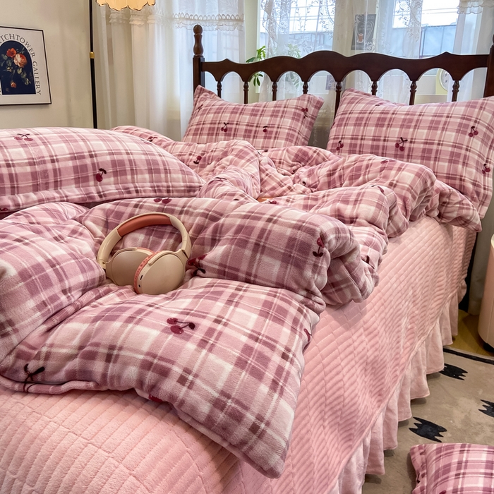 91家纺网 家纺一手货源 找家纺 典曼家纺 2025新款亲肤舒适双面牛奶绒床盖款四件套 樱桃格趣