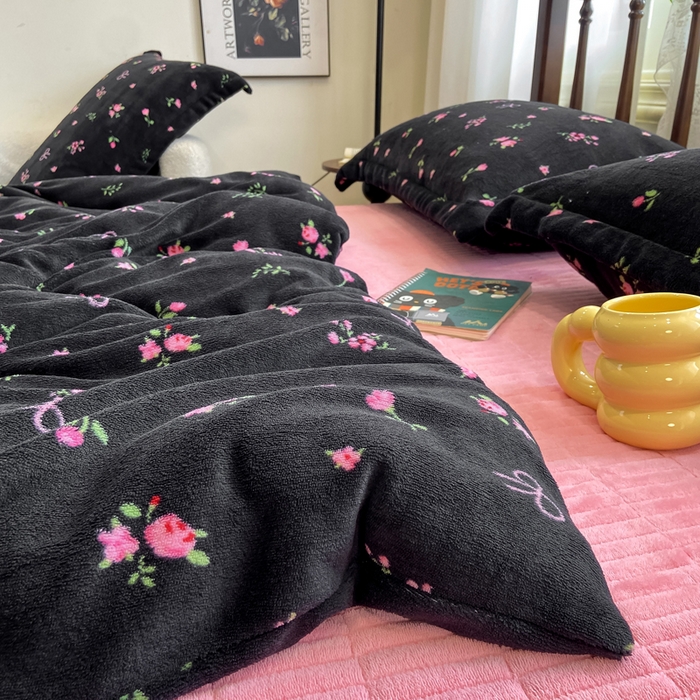 91家纺网 家纺一手货源 找家纺 典曼家纺 2025新款亲肤舒适双面牛奶绒床盖款四件套 复古小花