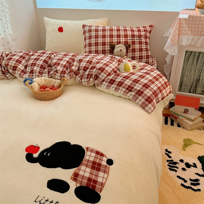 91家纺网 家纺一手货源 找家纺 繁花家居 2025新款高克重牛奶绒贴布绣印花四件套 苹果小象