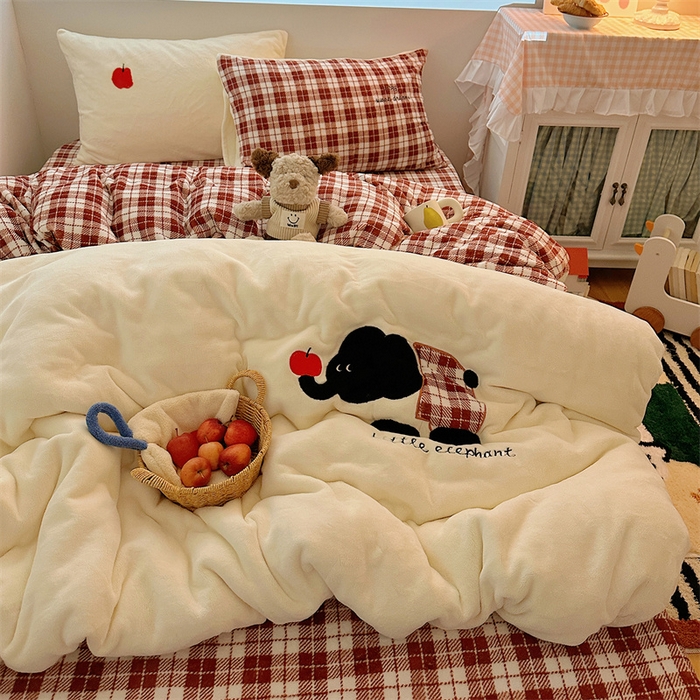 91家纺网 家纺一手货源 找家纺 繁花家居 2025新款高克重牛奶绒贴布绣印花四件套 苹果小象