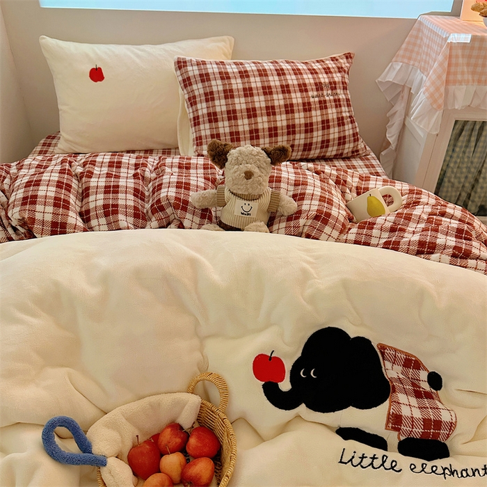 91家纺网 家纺一手货源 找家纺 繁花家居 2025新款高克重牛奶绒贴布绣印花四件套 苹果小象