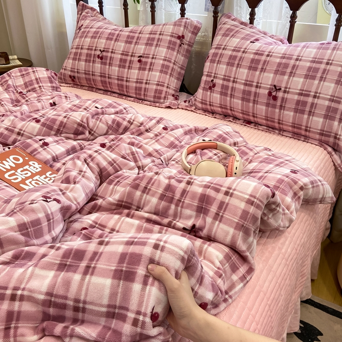 91家纺网 家纺一手货源 找家纺 典曼家纺 2025新款亲肤舒适双面牛奶绒床盖款四件套 樱桃格趣