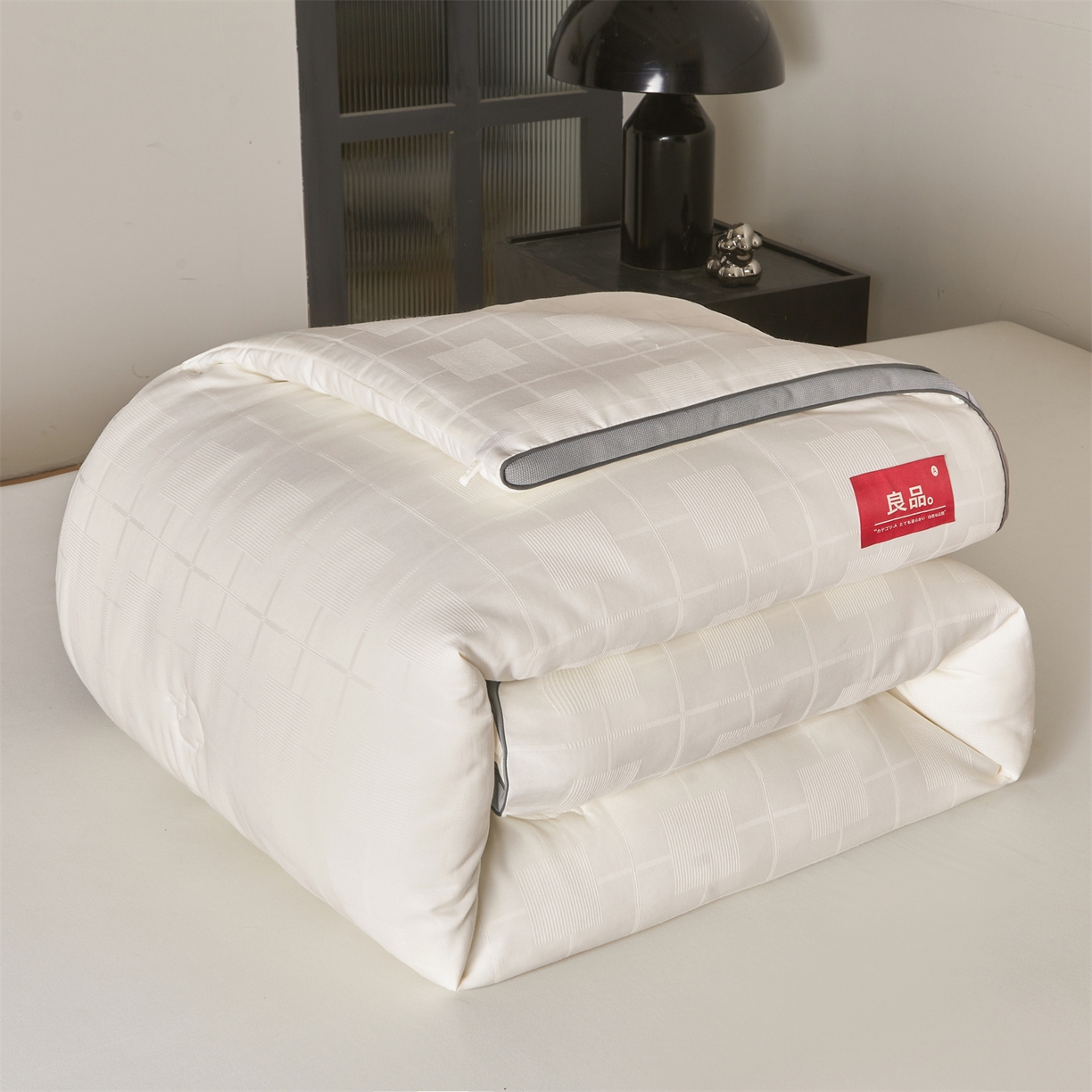 91家纺网 家纺一手货源 找家纺 梵蒂莎 2025新款提莱雅棉花素眠居被秋冬被被子被芯-场景一 素眠居-典雅灰