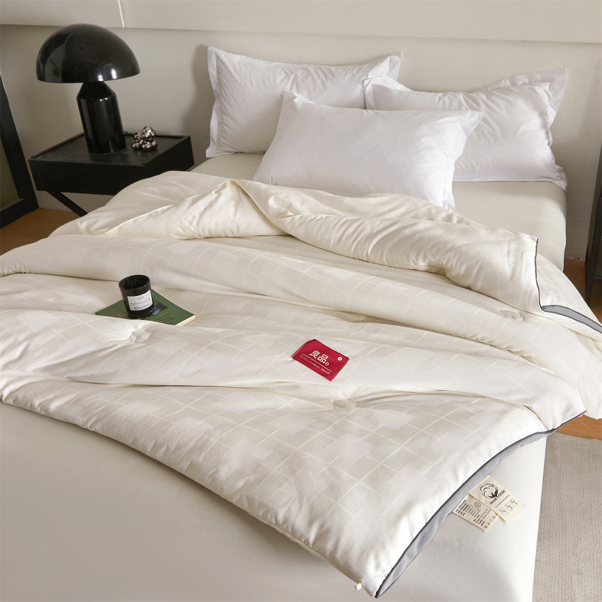 91家纺网 家纺一手货源 找家纺 梵蒂莎 2025新款提莱雅棉花素眠居被秋冬被被子被芯-场景一 素眠居-典雅灰