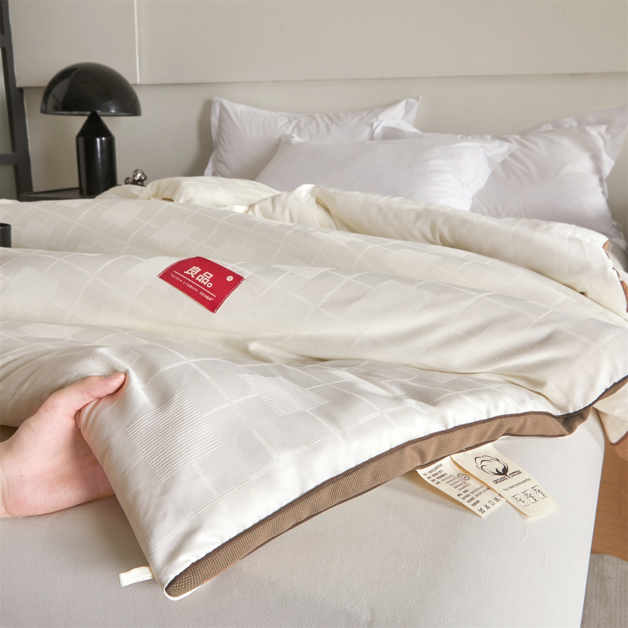 91家纺网 家纺一手货源 找家纺 梵蒂莎 2025新款提莱雅棉花素眠居被秋冬被被子被芯-场景一 素眠居-咖啡