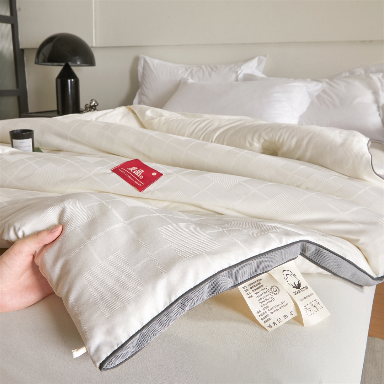 91家纺网 家纺一手货源 找家纺 梵蒂莎 2025新款提莱雅棉花素眠居被秋冬被被子被芯-场景一 素眠居-典雅灰