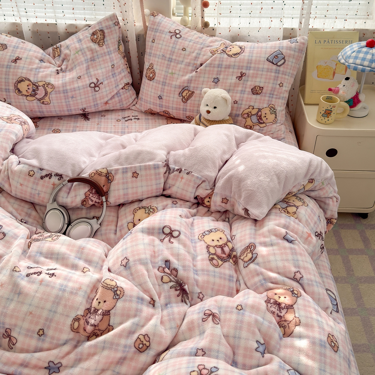 91家纺网 家纺一手货源 找家纺 沐芷 2025 高克重加厚A类牛奶绒四件套珊瑚绒卡通简约三件套 【绒】小熊紫