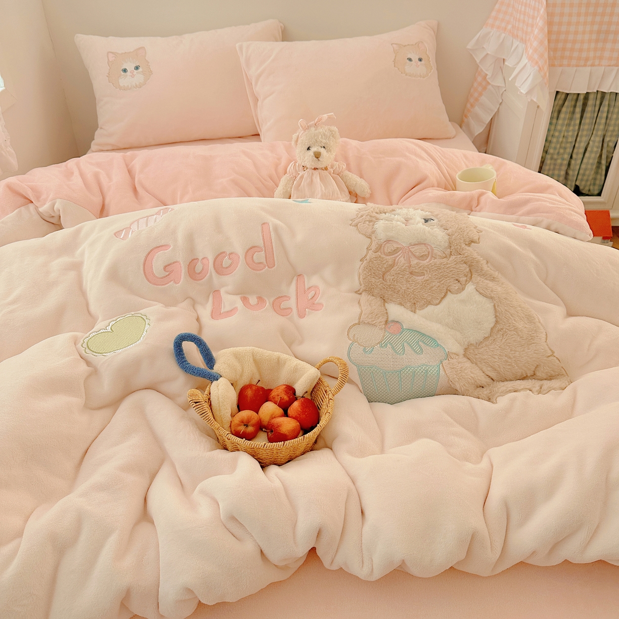 91家纺网 家纺一手货源 找家纺 繁花家居 2025新款高克重牛奶绒贴布绣印花四件套 波斯公主