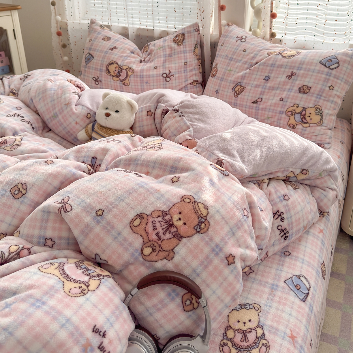 91家纺网 家纺一手货源 找家纺 沐芷 2025 高克重加厚A类牛奶绒四件套珊瑚绒卡通简约三件套 【绒】小熊紫