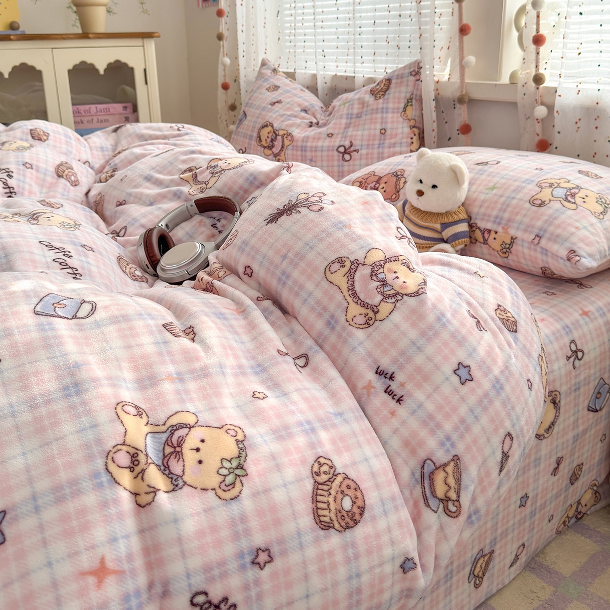 91家纺网 家纺一手货源 找家纺 沐芷 2025 高克重加厚A类牛奶绒四件套珊瑚绒卡通简约三件套 【绒】小熊紫