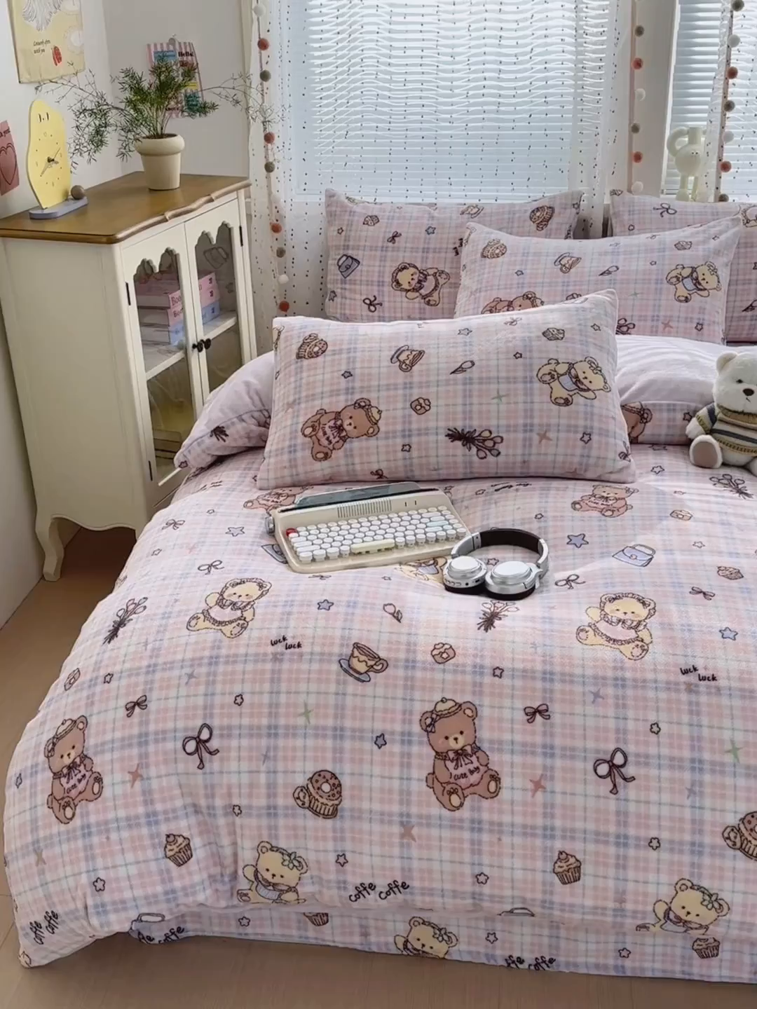 91家纺网 家纺一手货源 找家纺 沐芷 2025 高克重加厚A类牛奶绒四件套珊瑚绒卡通简约三件套 【绒】小熊紫