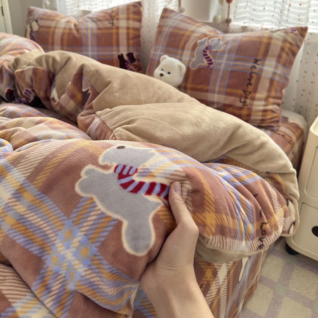 91家纺网 家纺一手货源 找家纺 沐芷 2025 高克重加厚A类牛奶绒四件套珊瑚绒卡通简约三件套 【绒】围脖咖咖