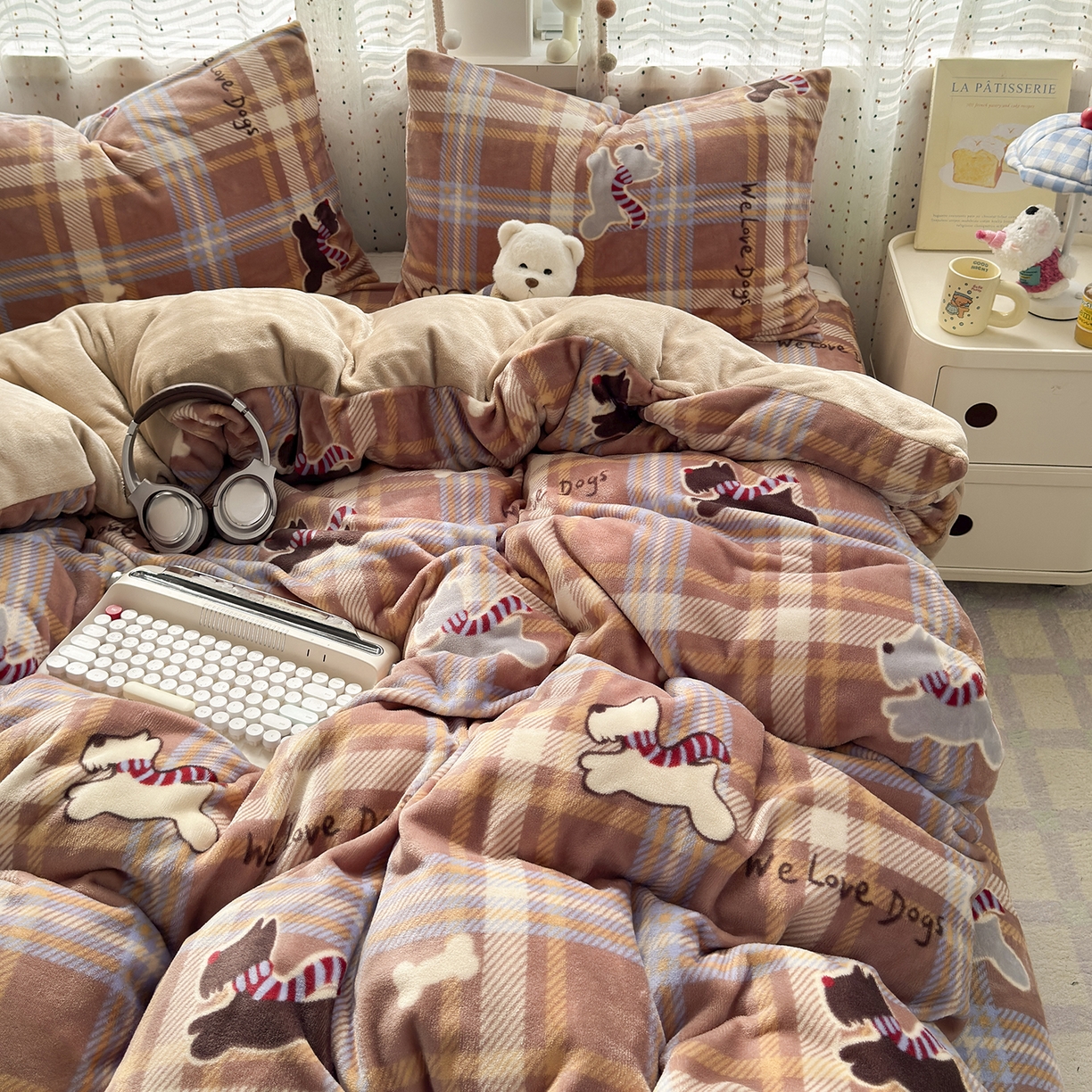 91家纺网 家纺一手货源 找家纺 沐芷 2025 高克重加厚A类牛奶绒四件套珊瑚绒卡通简约三件套 【绒】围脖咖咖