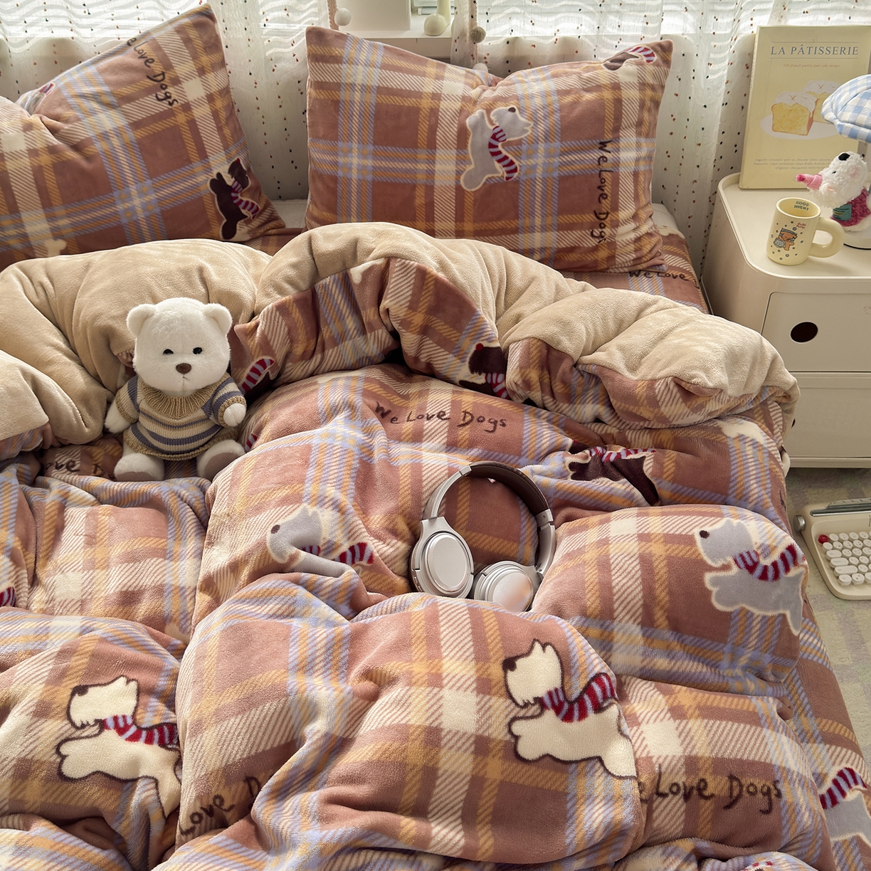 91家纺网 家纺一手货源 找家纺 沐芷 2025 高克重加厚A类牛奶绒四件套珊瑚绒卡通简约三件套 【绒】围脖咖咖