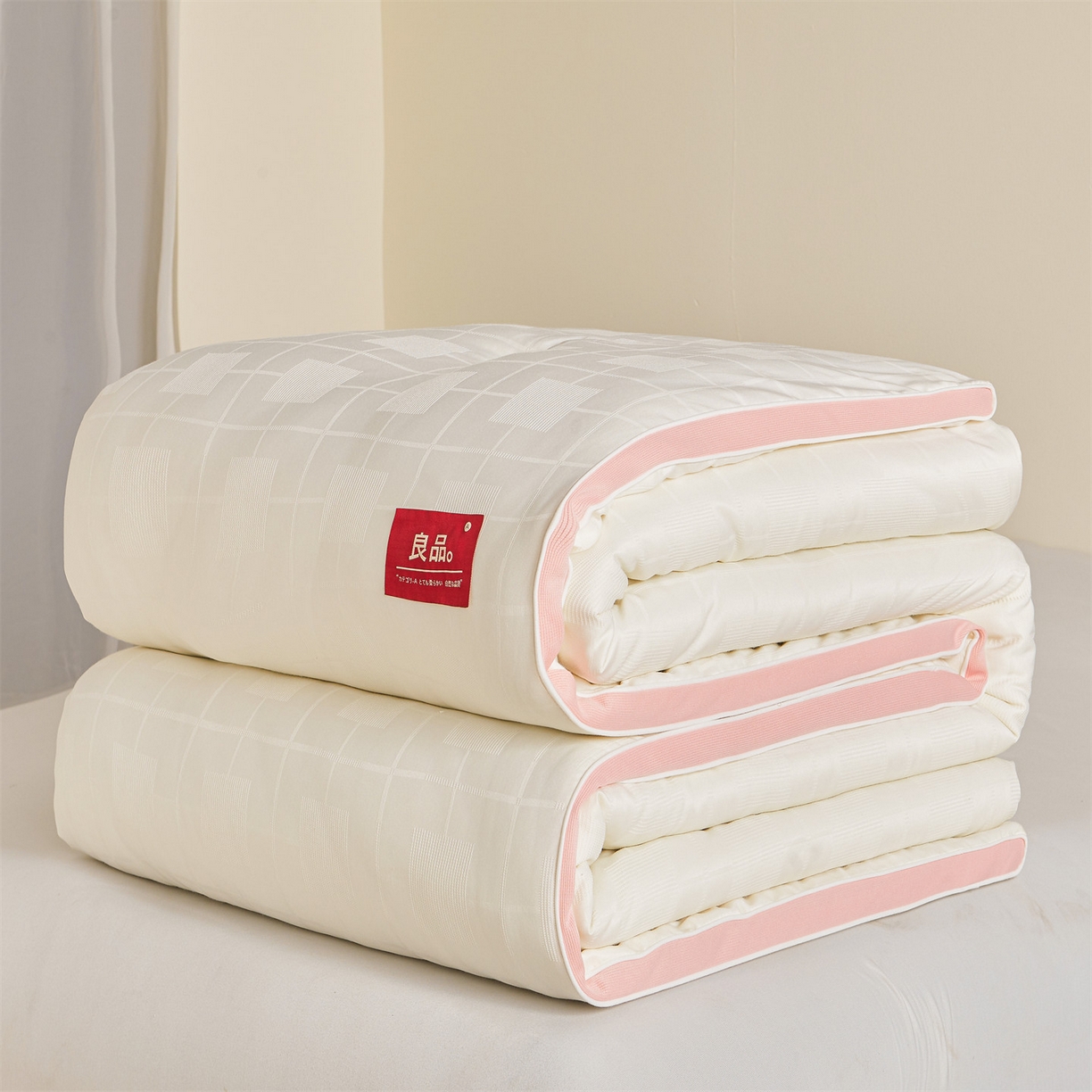 91家纺网 家纺一手货源 找家纺 梵蒂莎 2025新款提莱雅棉花被秋冬逸格被被子被芯-场景二 逸格-樱花粉