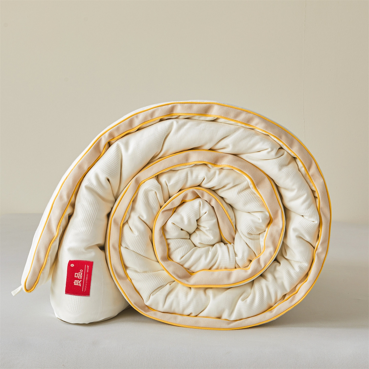 91家纺网 家纺一手货源 找家纺 梵蒂莎 2025新款提莱雅棉花被秋冬逸格被被子被芯-场景二 逸格-鹅黄