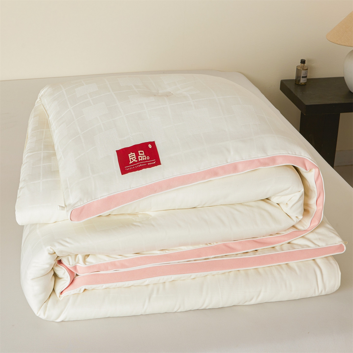 91家纺网 家纺一手货源 找家纺 梵蒂莎 2025新款提莱雅棉花被秋冬逸格被被子被芯-场景二 逸格-樱花粉