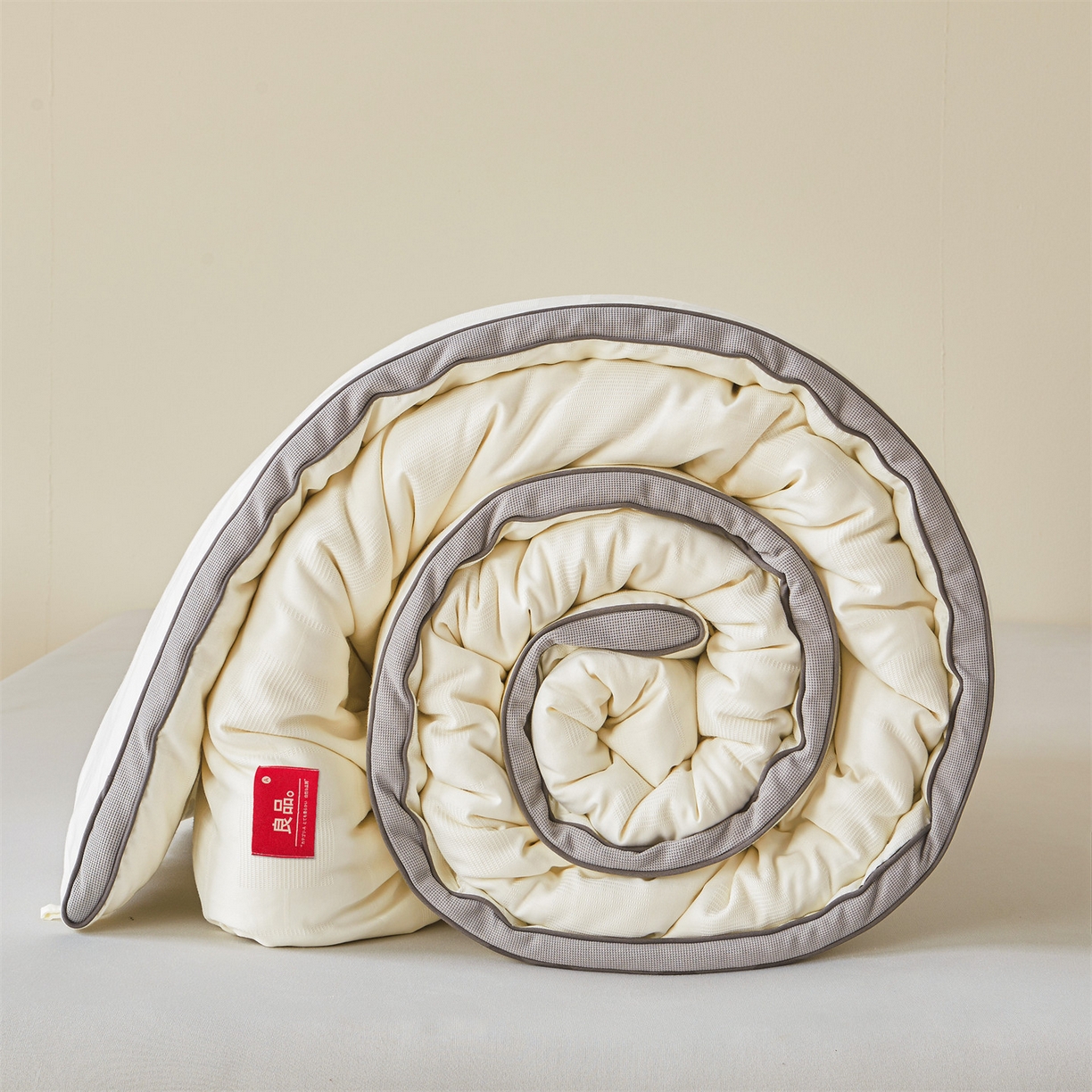 91家纺网 家纺一手货源 找家纺 梵蒂莎 2025新款提莱雅棉花被秋冬逸格被被子被芯-场景二 逸格-浅灰