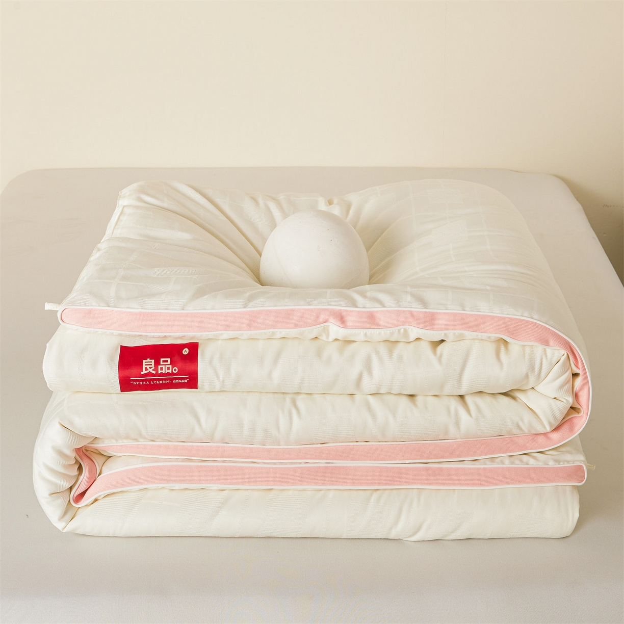 91家纺网 家纺一手货源 找家纺 梵蒂莎 2025新款提莱雅棉花被秋冬逸格被被子被芯-场景二 逸格-樱花粉