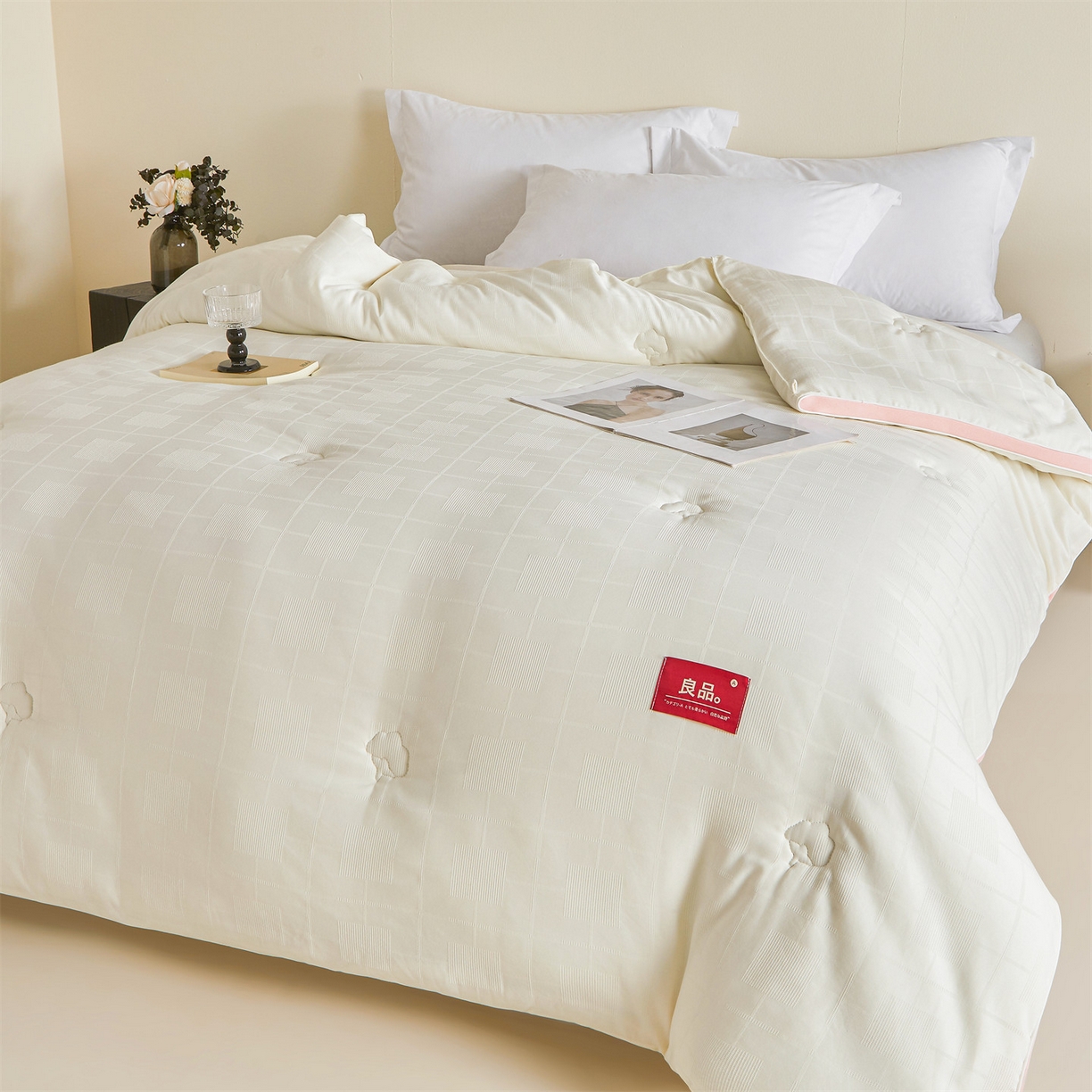 91家纺网 家纺一手货源 找家纺 梵蒂莎 2025新款提莱雅棉花被秋冬逸格被被子被芯-场景二 逸格-樱花粉