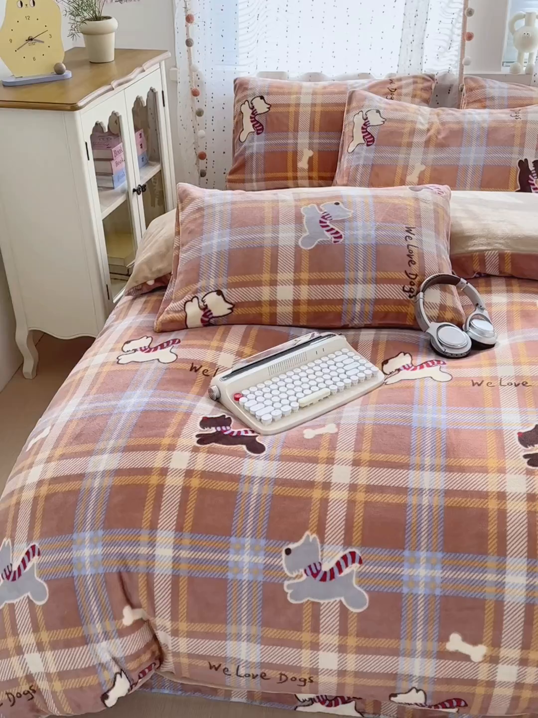 91家纺网 家纺一手货源 找家纺 沐芷 2025 高克重加厚A类牛奶绒四件套珊瑚绒卡通简约三件套 【绒】围脖咖咖