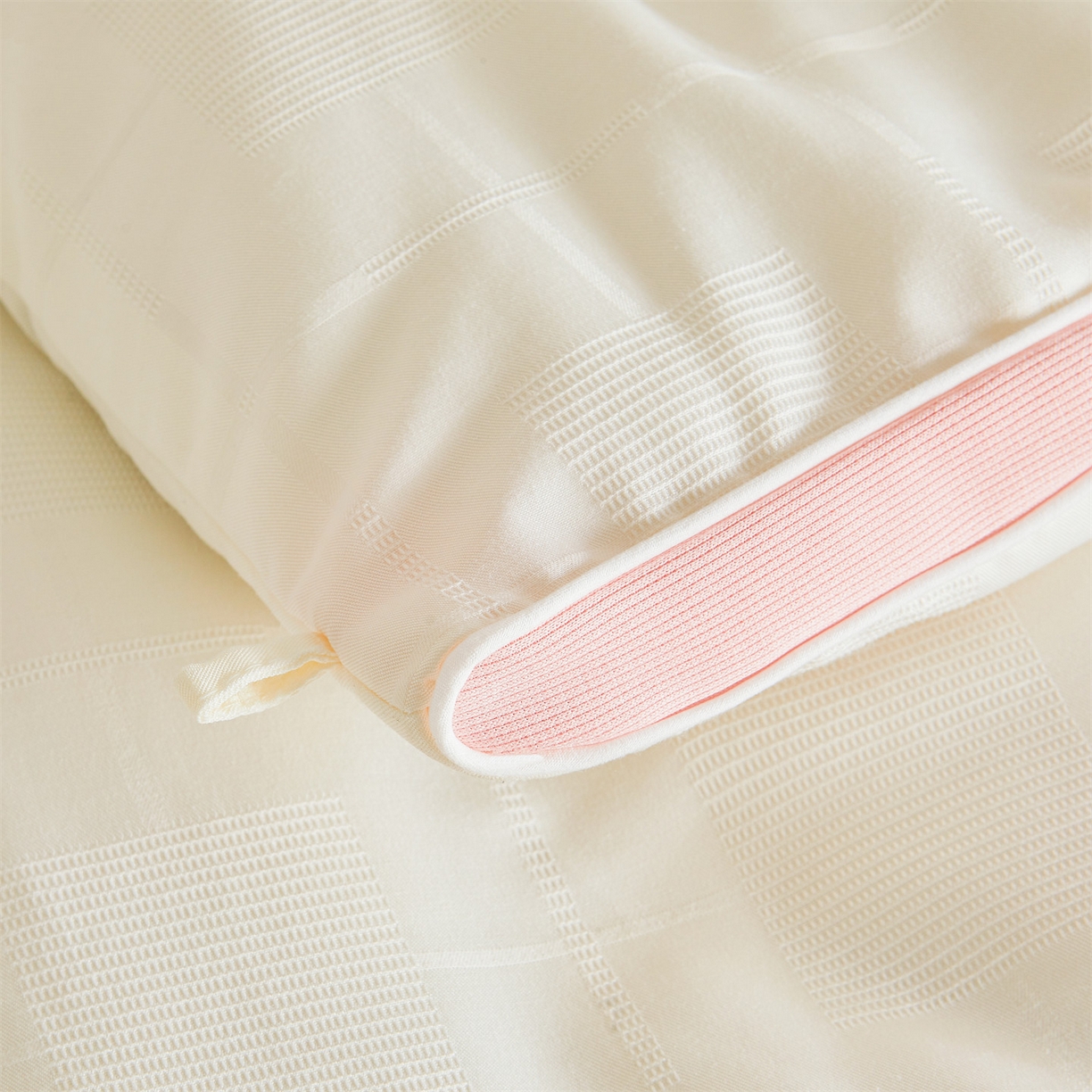 91家纺网 家纺一手货源 找家纺 梵蒂莎 2025新款提莱雅棉花被秋冬逸格被被子被芯-场景二 逸格-樱花粉