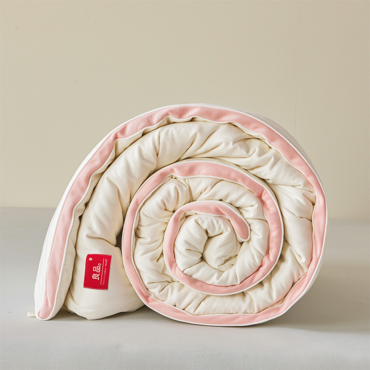 91家纺网 家纺一手货源 找家纺 梵蒂莎 2025新款提莱雅棉花被秋冬逸格被被子被芯-场景二 逸格-樱花粉