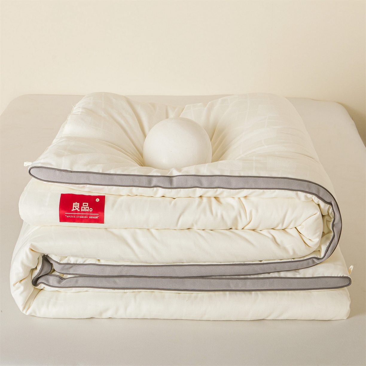 91家纺网 家纺一手货源 找家纺 梵蒂莎 2025新款提莱雅棉花被秋冬逸格被被子被芯-场景二 逸格-浅灰