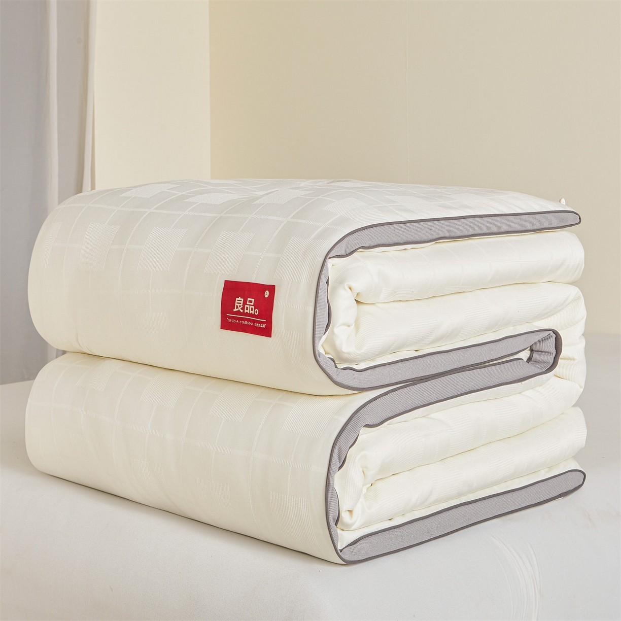 91家纺网 家纺一手货源 找家纺 梵蒂莎 2025新款提莱雅棉花被秋冬逸格被被子被芯-场景二 逸格-浅灰