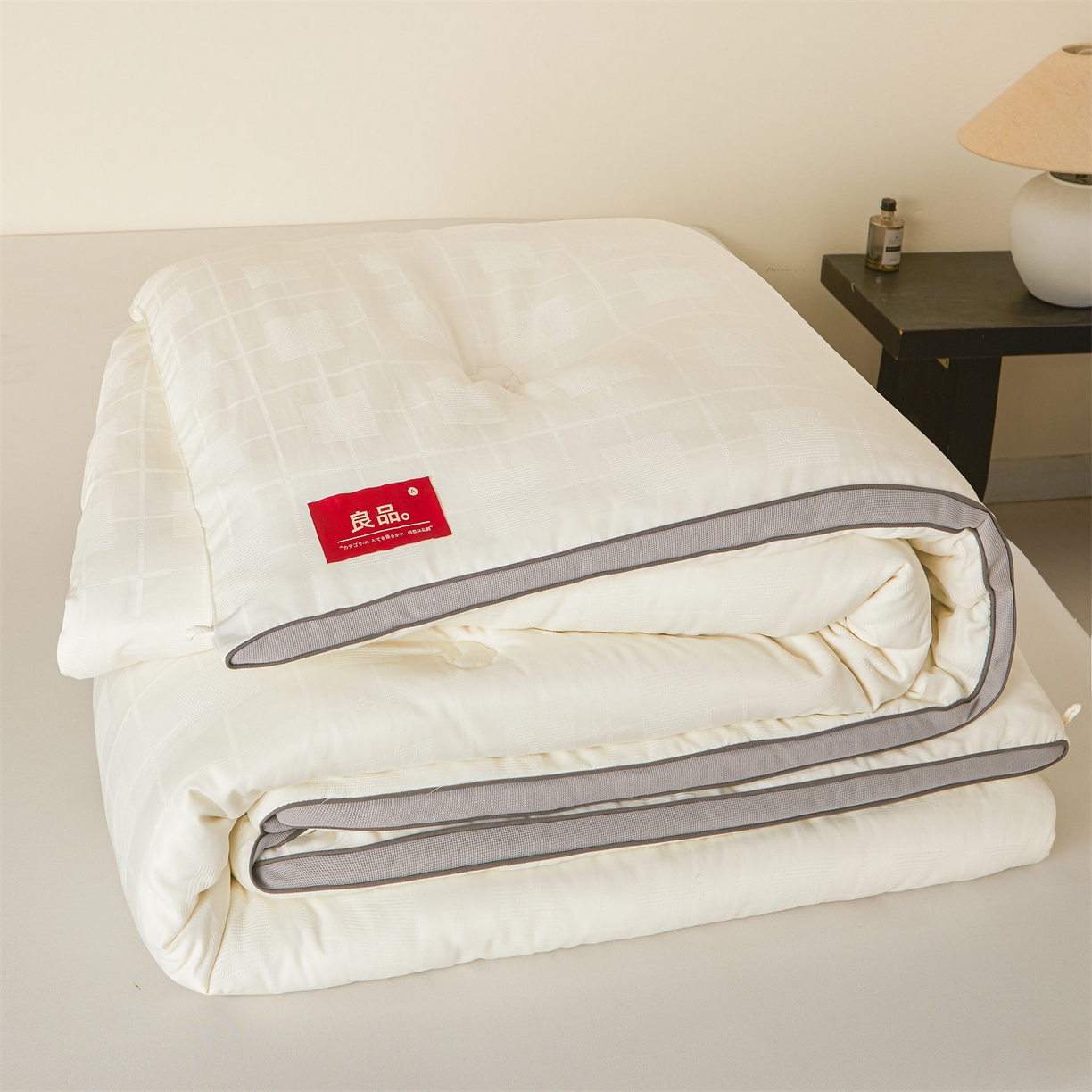 91家纺网 家纺一手货源 找家纺 梵蒂莎 2025新款提莱雅棉花被秋冬逸格被被子被芯-场景二 逸格-浅灰