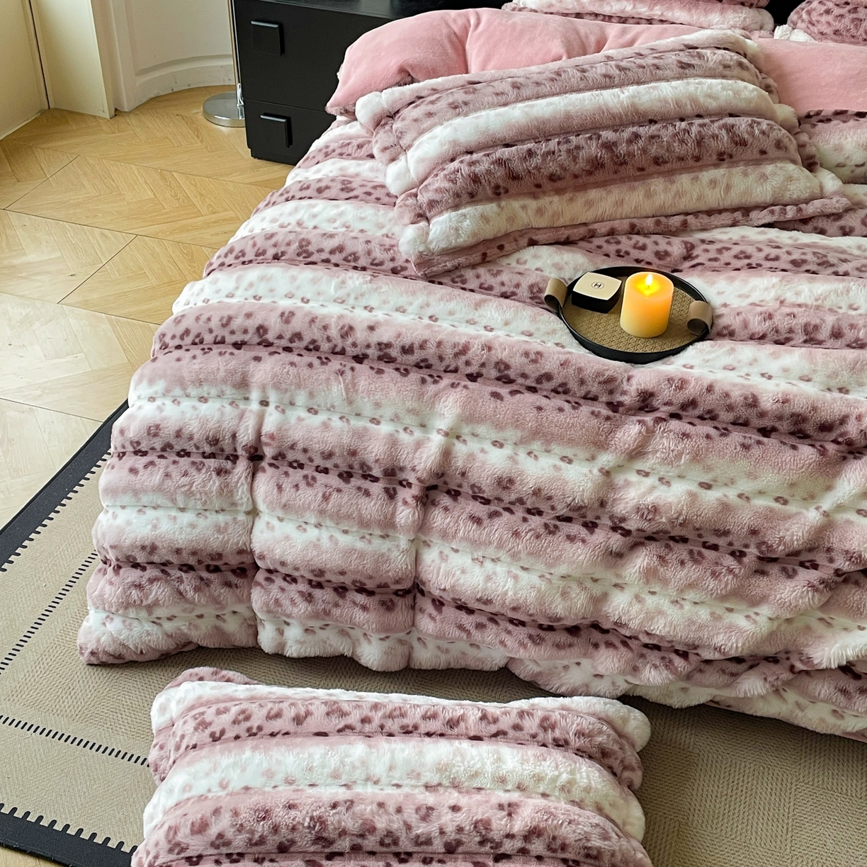 91家纺网 家纺一手货源 找家纺 典曼家纺 2025新款加厚保暖兔绒四件套-豹纹系列 豹纹-紫条