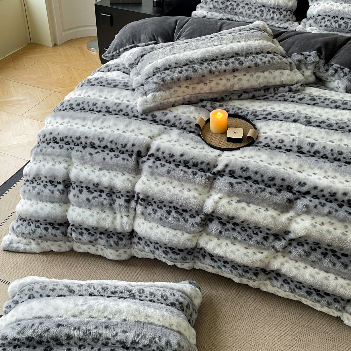 91家纺网 家纺一手货源 找家纺 典曼家纺 2025新款加厚保暖兔绒四件套-豹纹系列 豹纹-灰条