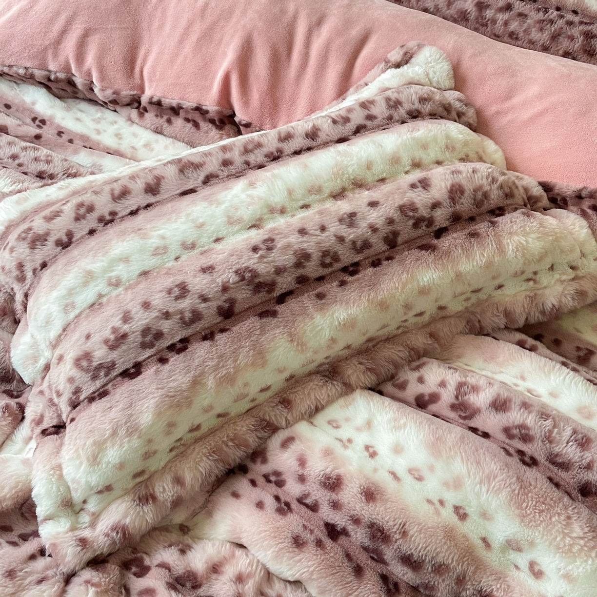 91家纺网 家纺一手货源 找家纺 典曼家纺 2025新款加厚保暖兔绒四件套-豹纹系列 豹纹-紫条