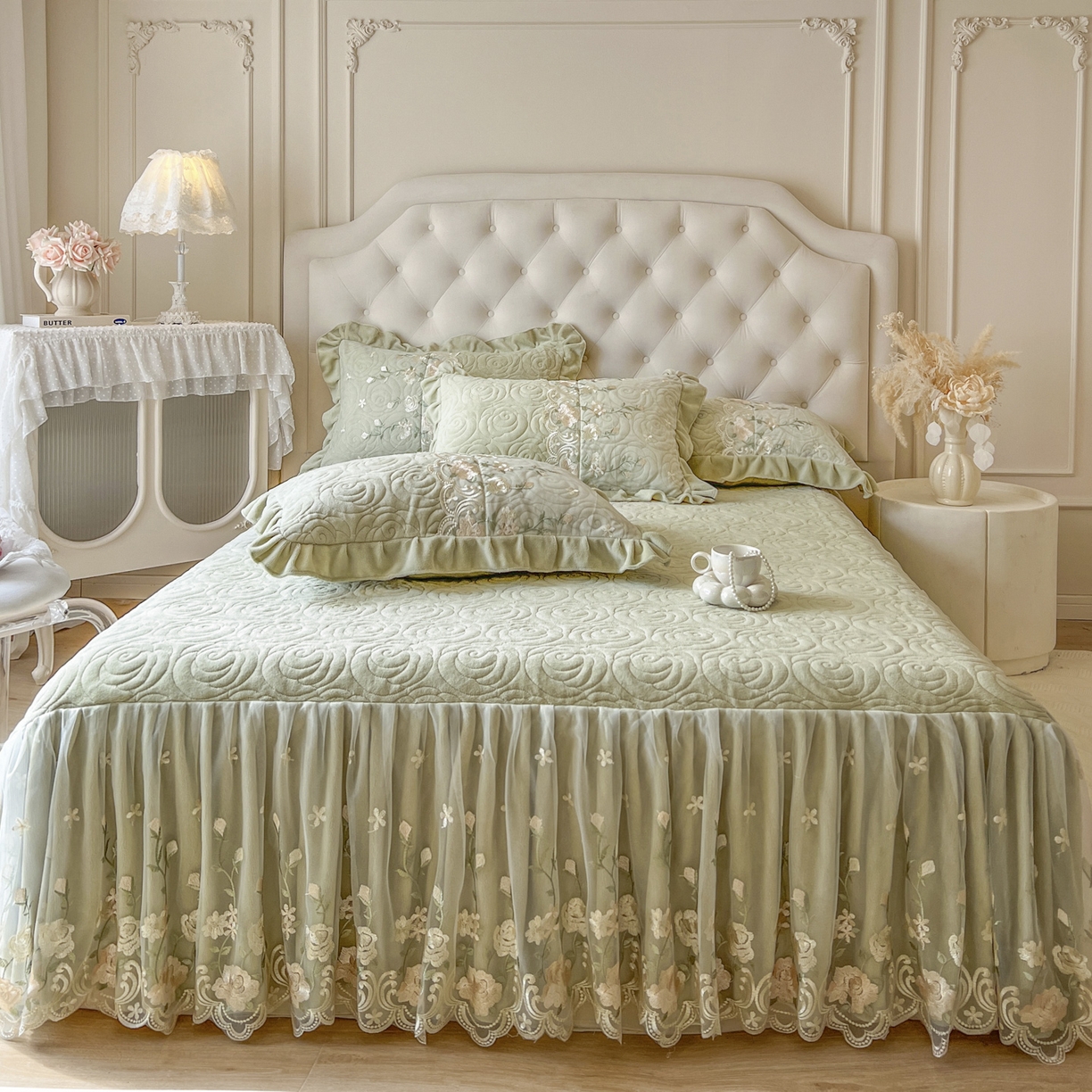 91家纺网 家纺一手货源 找家纺 （总）恋尚 2025新款柔软牛奶绒保暖蕾丝床裙单品-玫瑰故事（控价150）