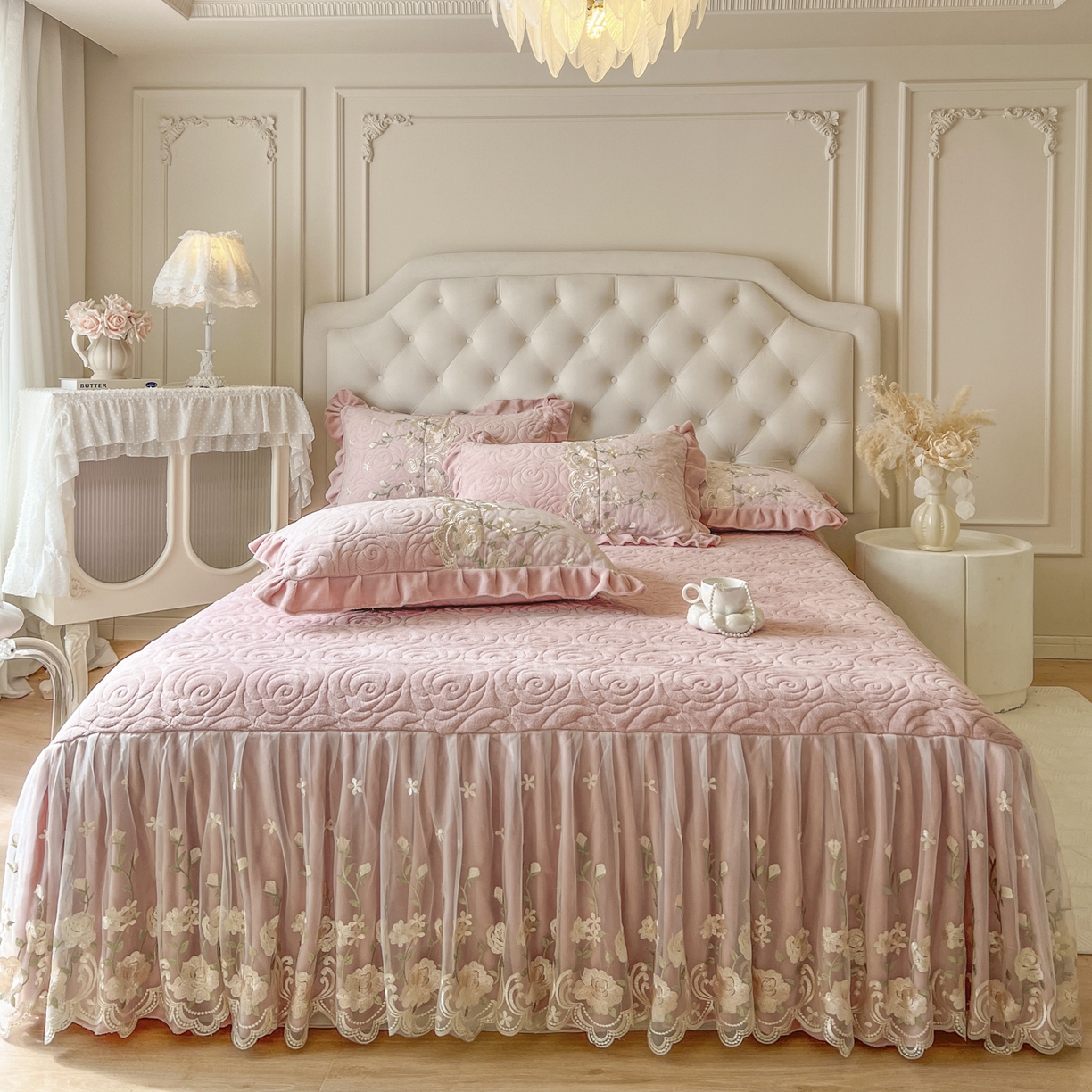 91家纺网 家纺一手货源 找家纺 （总）恋尚 2025新款柔软牛奶绒保暖蕾丝床裙单品-玫瑰故事（控价150）