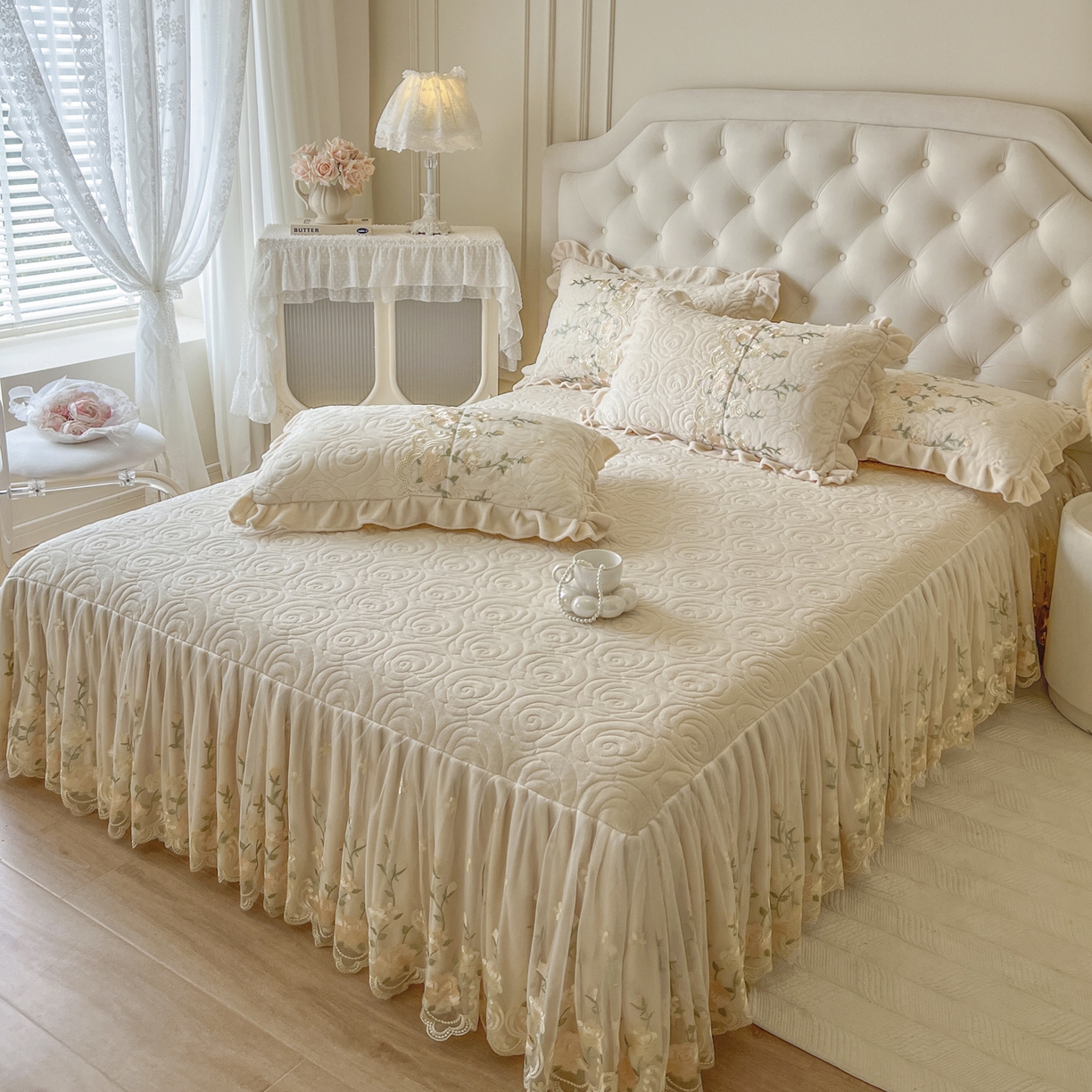 91家纺网 家纺一手货源 找家纺 恋尚 2025新款柔软牛奶绒保暖蕾丝床裙单品-玫瑰故事（控价150） 玫瑰故事-奶茶色