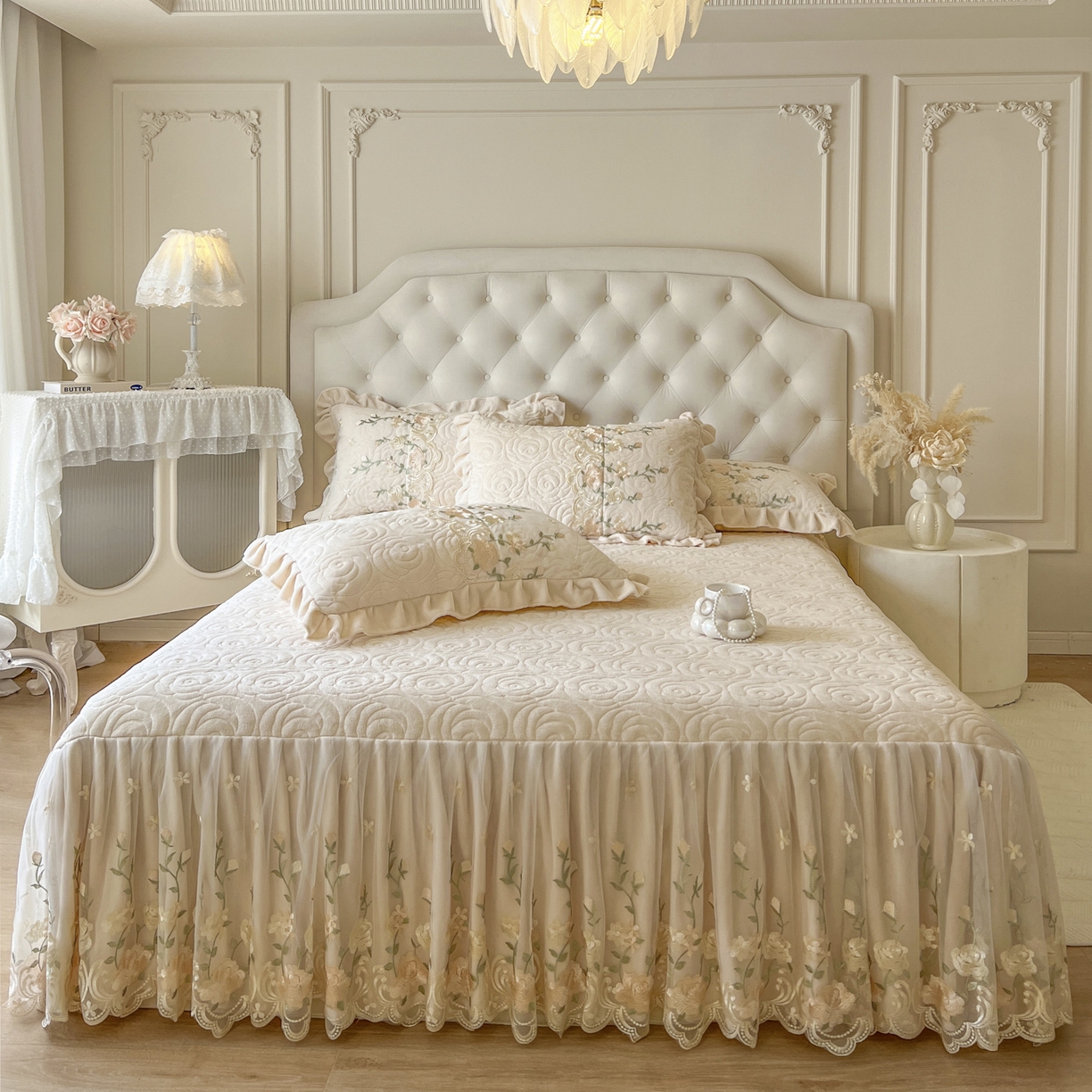 恋尚 2025新款柔软牛奶绒保暖蕾丝床裙单品-玫瑰故事（控价150） 玫瑰故事-奶茶色