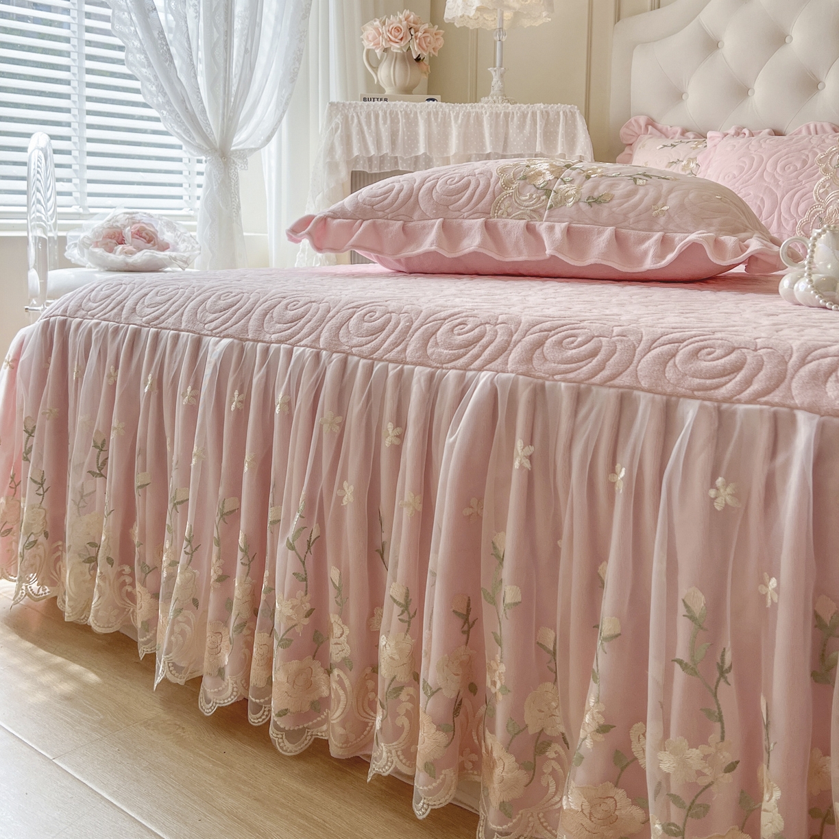 91家纺网 家纺一手货源 找家纺 恋尚 2025新款柔软牛奶绒保暖蕾丝床裙单品-玫瑰故事（控价150） 玫瑰故事-清新粉