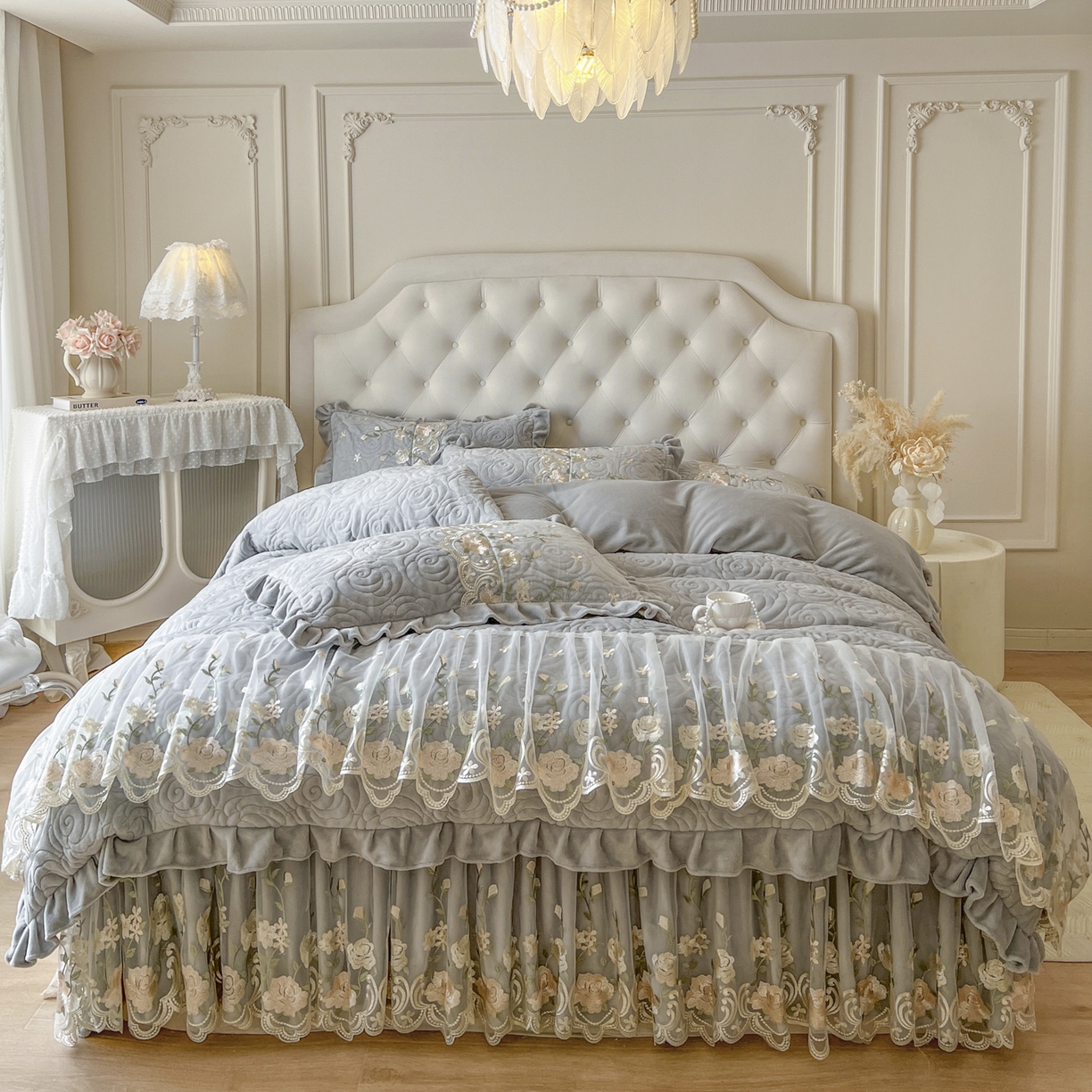 91家纺网 家纺一手货源 找家纺 恋尚 2025新款柔软牛奶绒保暖蕾丝床裙单品-玫瑰故事（控价150） 玫瑰故事-椰蓉灰