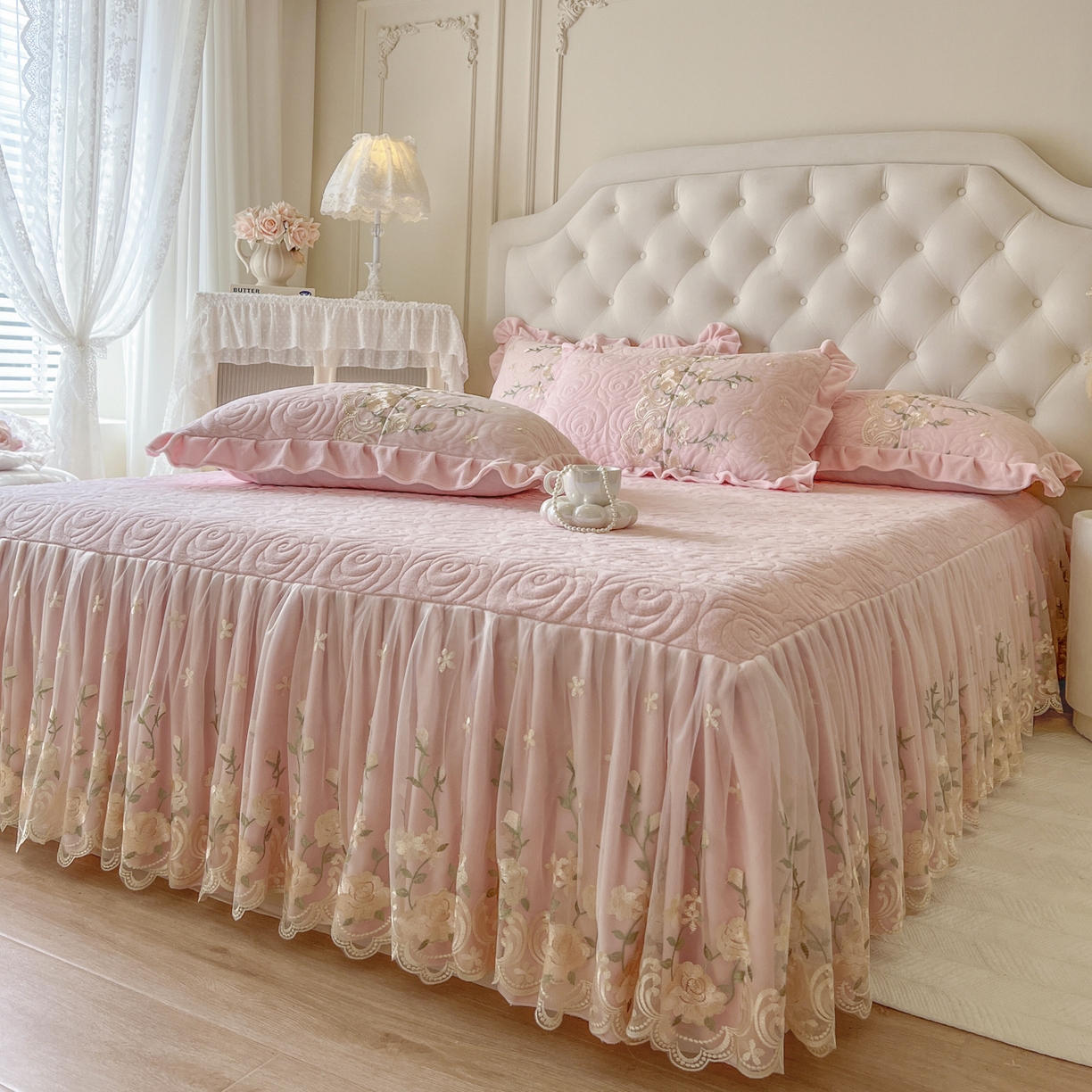 91家纺网 家纺一手货源 找家纺 恋尚 2025新款柔软牛奶绒保暖蕾丝床裙单品-玫瑰故事（控价150） 玫瑰故事-清新粉