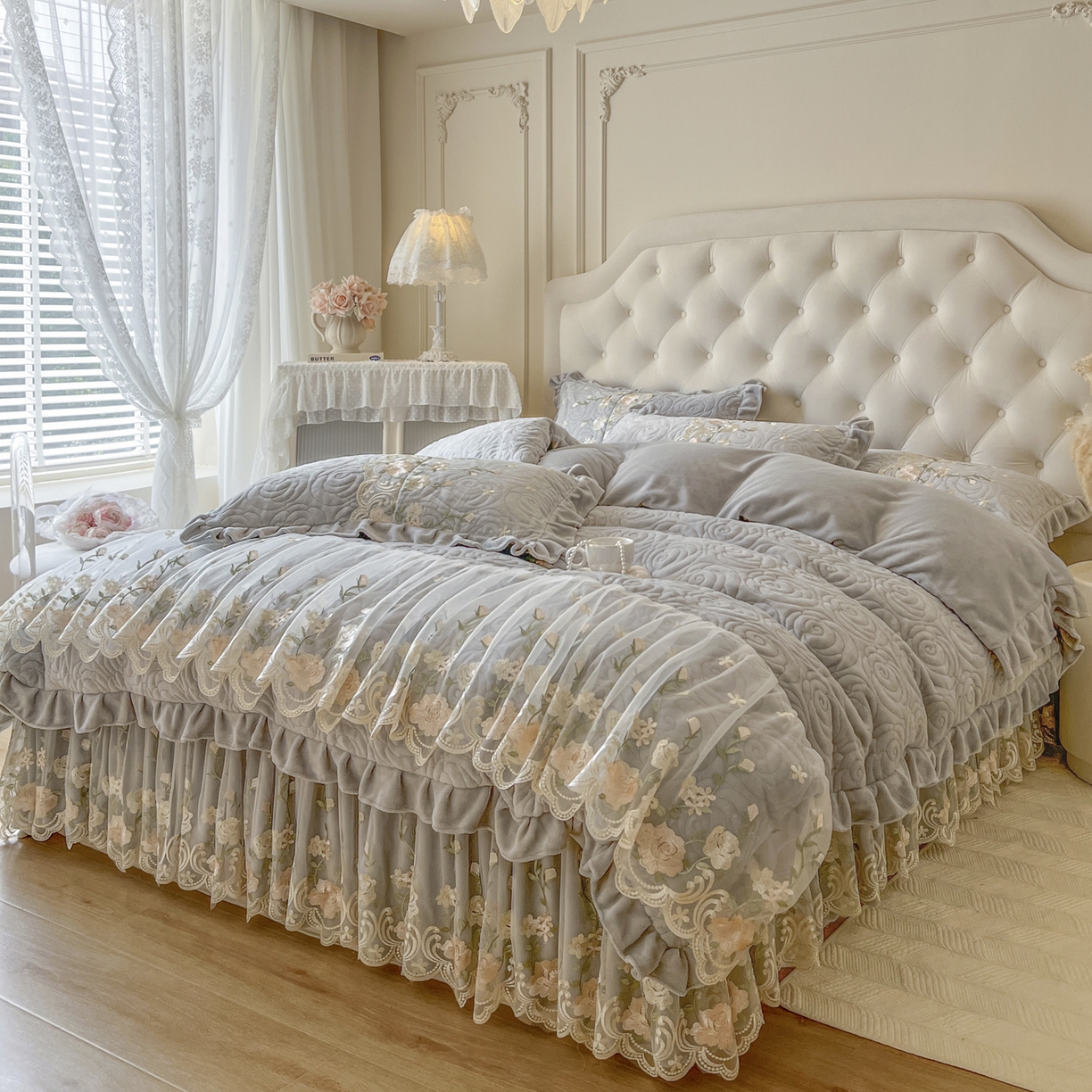 91家纺网 家纺一手货源 找家纺 恋尚 2025新款柔软牛奶绒保暖蕾丝床裙单品-玫瑰故事（控价150） 玫瑰故事-椰蓉灰