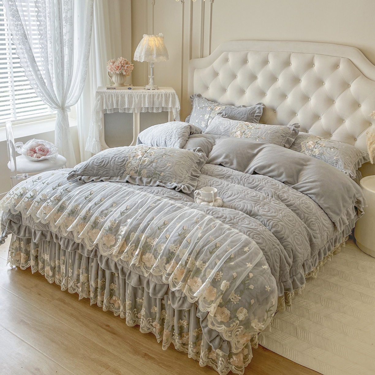 91家纺网 家纺一手货源 找家纺 恋尚 2025新款柔软牛奶绒保暖蕾丝床裙单品-玫瑰故事（控价150） 玫瑰故事-椰蓉灰