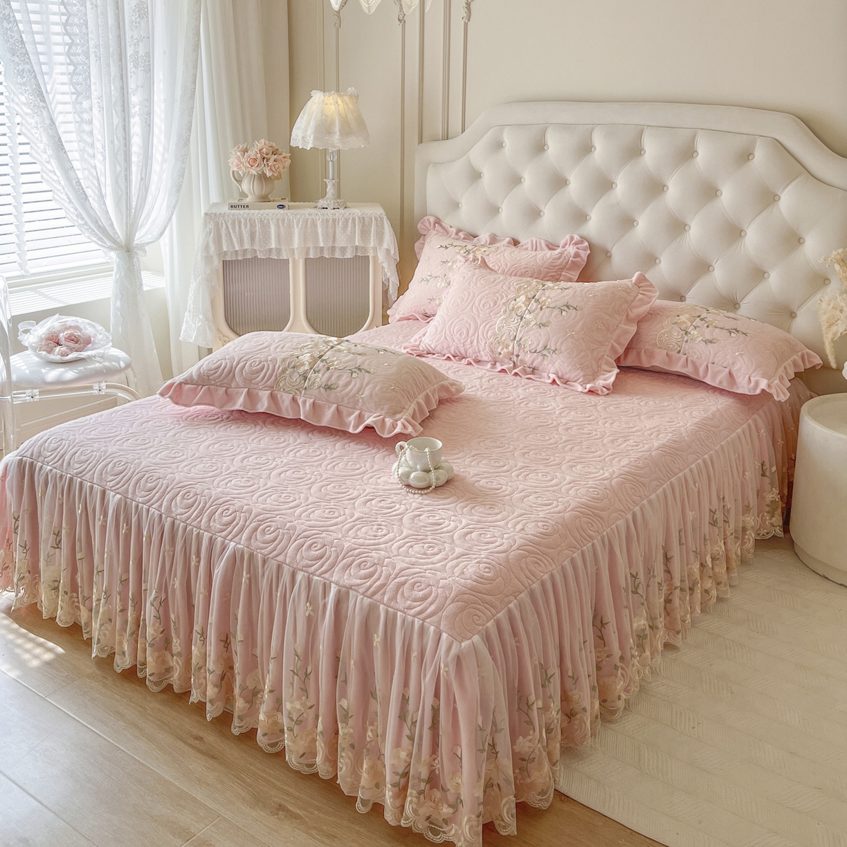 91家纺网 家纺一手货源 找家纺 恋尚 2025新款柔软牛奶绒保暖蕾丝床裙单品-玫瑰故事（控价150） 玫瑰故事-清新粉