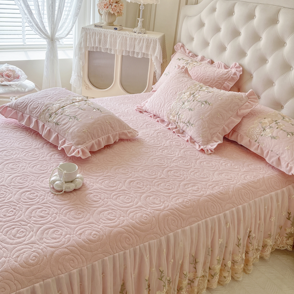 91家纺网 家纺一手货源 找家纺 恋尚 2025新款柔软牛奶绒保暖蕾丝床裙单品-玫瑰故事（控价150） 玫瑰故事-清新粉