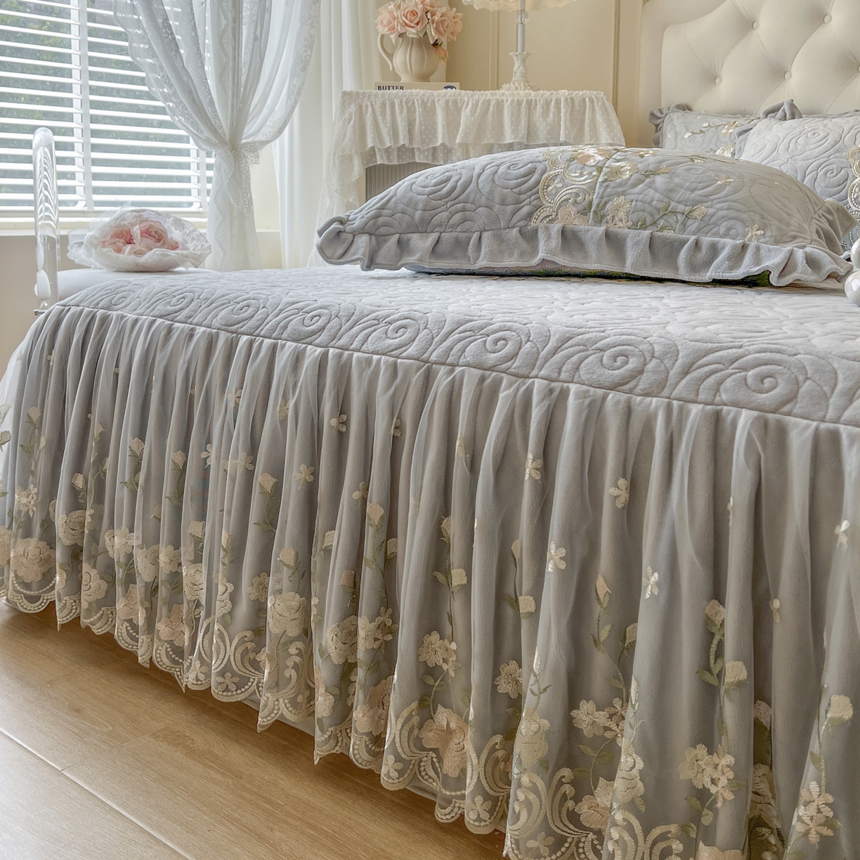 91家纺网 家纺一手货源 找家纺 恋尚 2025新款柔软牛奶绒保暖蕾丝床裙单品-玫瑰故事（控价150） 玫瑰故事-椰蓉灰