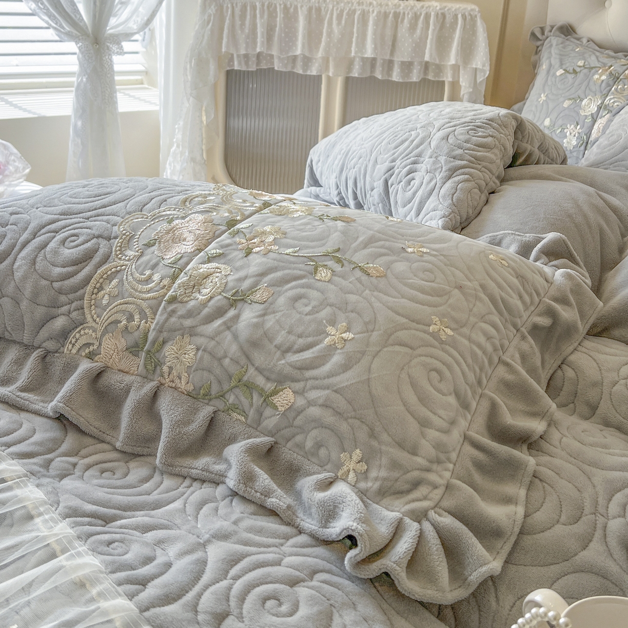 91家纺网 家纺一手货源 找家纺 恋尚 2025新款柔软牛奶绒保暖蕾丝床裙单品-玫瑰故事（控价150） 玫瑰故事-椰蓉灰