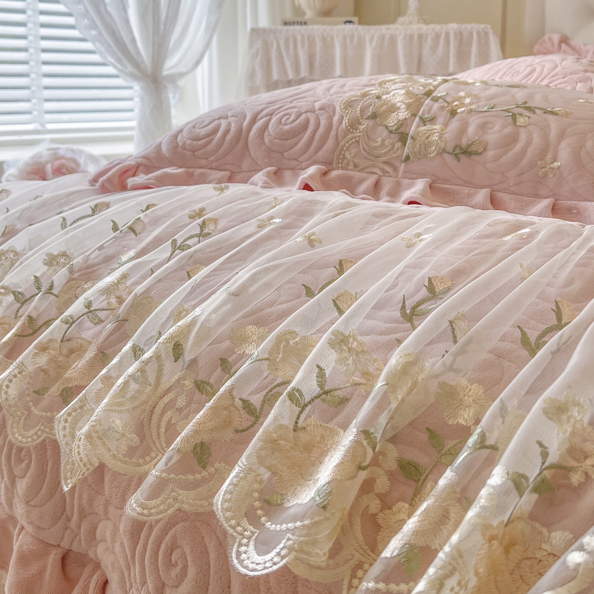 91家纺网 家纺一手货源 找家纺 恋尚 2025新款柔软牛奶绒保暖蕾丝床裙单品-玫瑰故事（控价150） 玫瑰故事-清新粉