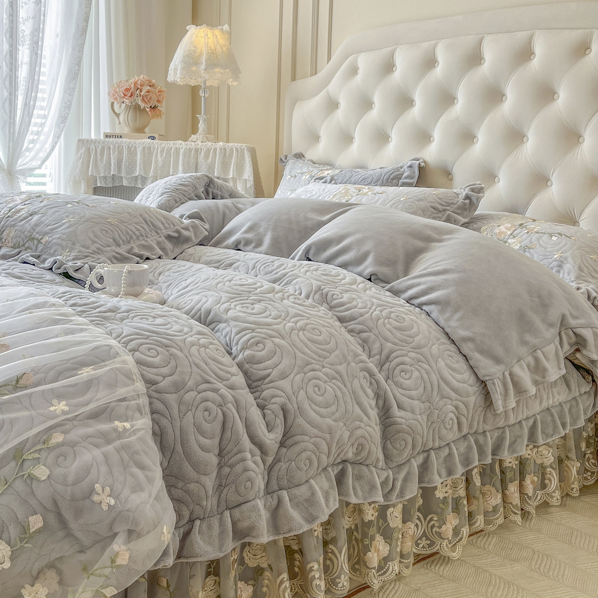 91家纺网 家纺一手货源 找家纺 恋尚 2025新款柔软牛奶绒保暖蕾丝床裙单品-玫瑰故事（控价150） 玫瑰故事-椰蓉灰