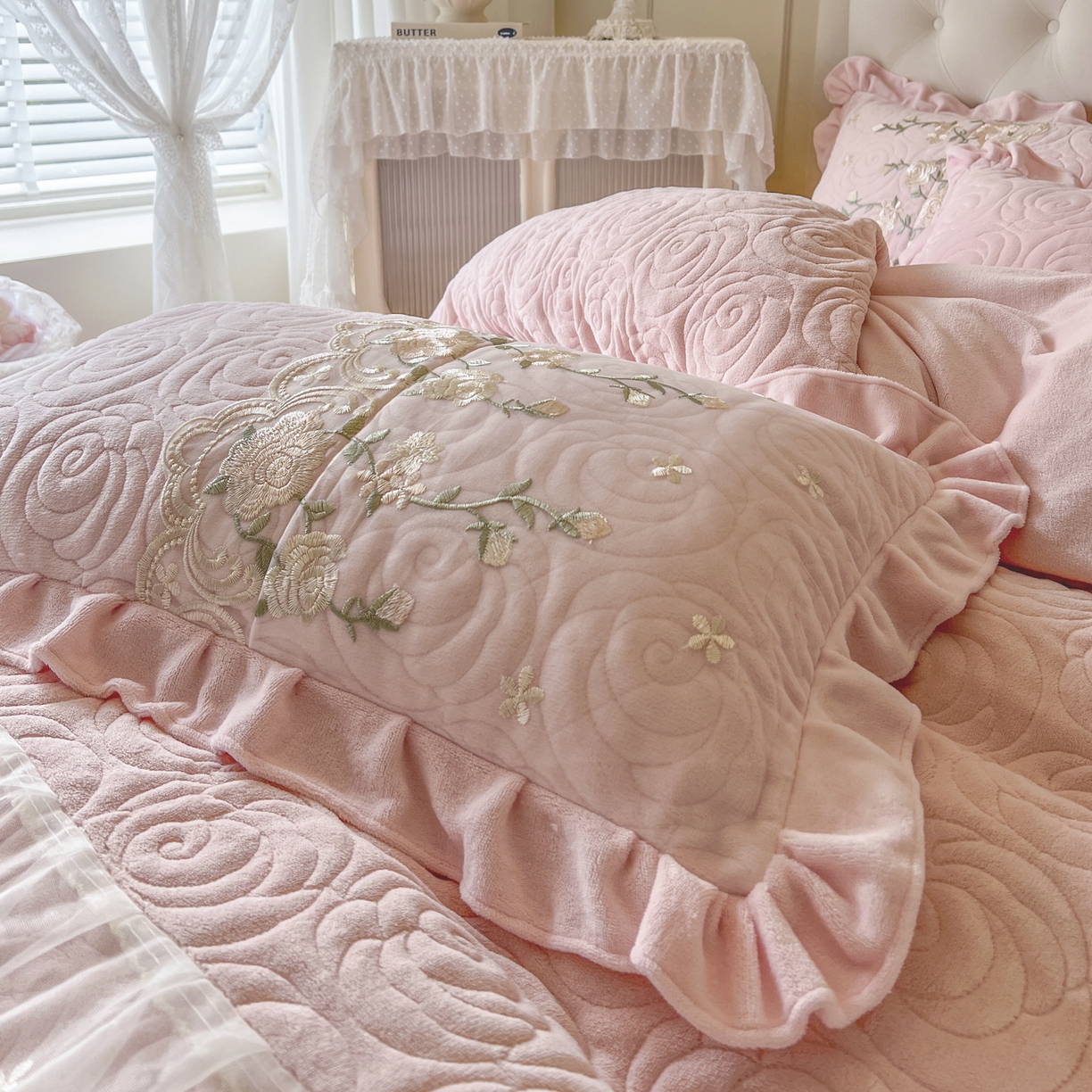 91家纺网 家纺一手货源 找家纺 恋尚 2025新款柔软牛奶绒保暖蕾丝床裙单品-玫瑰故事（控价150） 玫瑰故事-清新粉